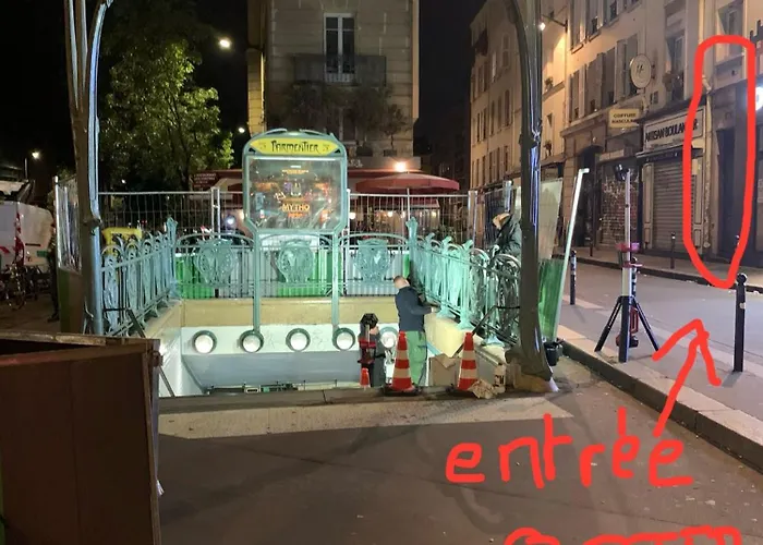 Studio Coeur Vieux Paris. Pied Du Metro.Tout Equipe